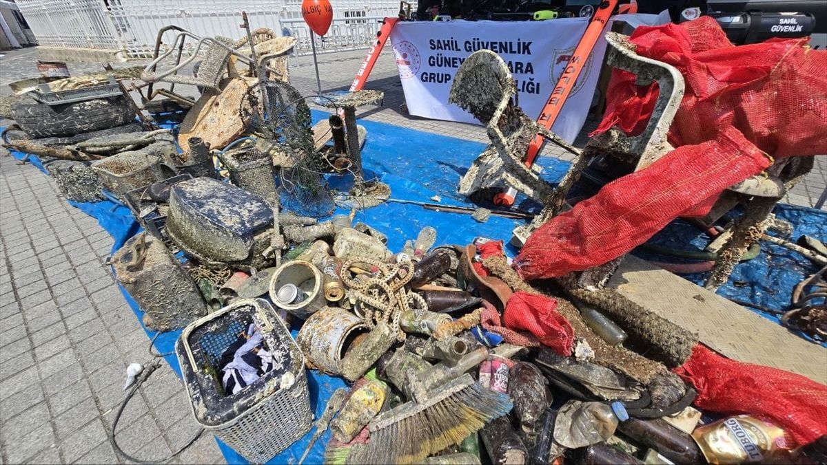 Bursa'da denizden 2,5 ton atık çıkarıldı