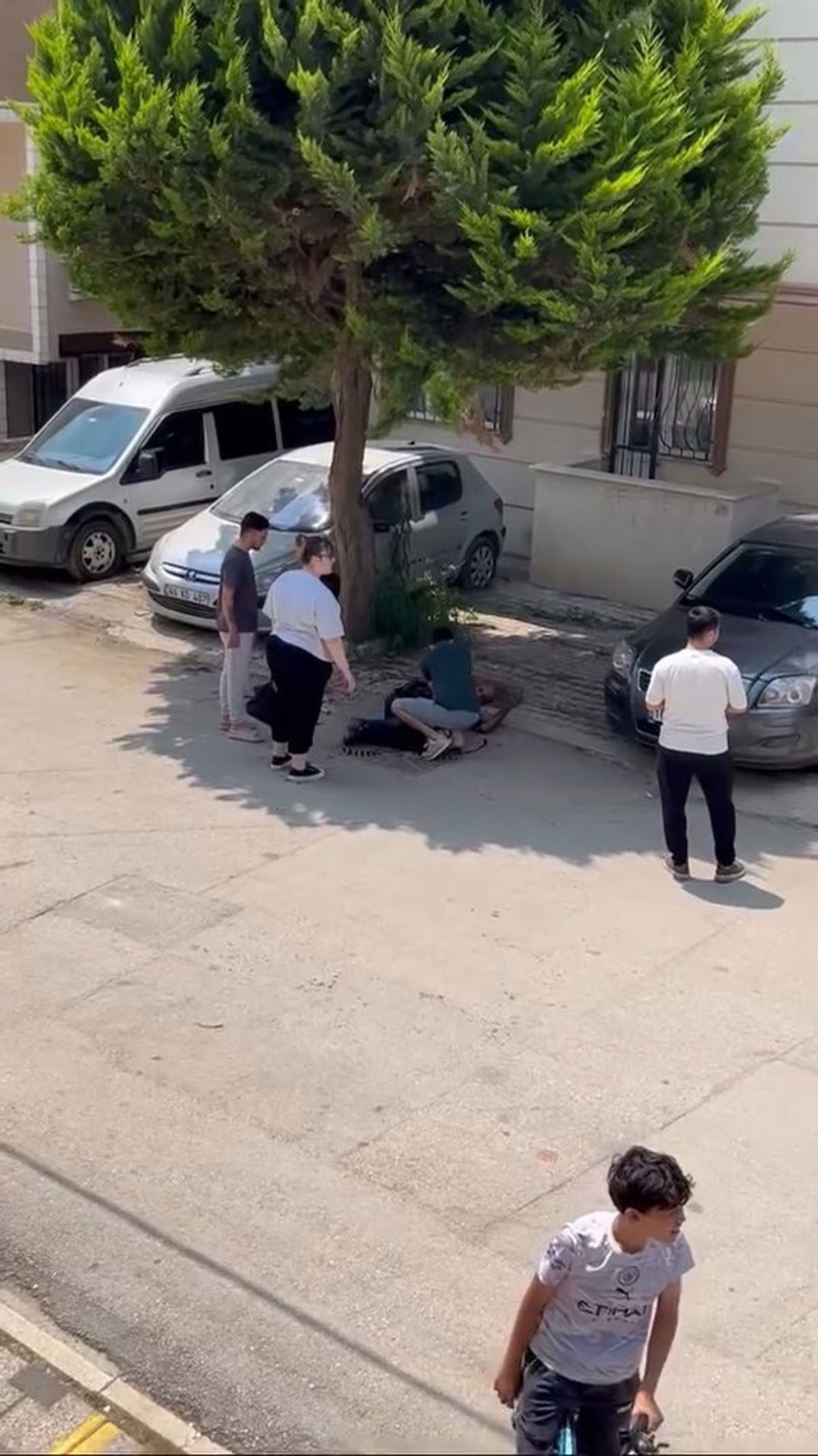 Bursa'da sokak ortasında çıkan kardeş kavgasında bıçaklar çekildi, bir kişi ağır yaralandı.