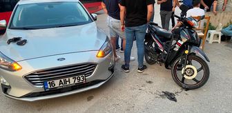 Bursa'da motosikletin manevra yapan otomobile çarptığı kazada 2 kişi yaralandı