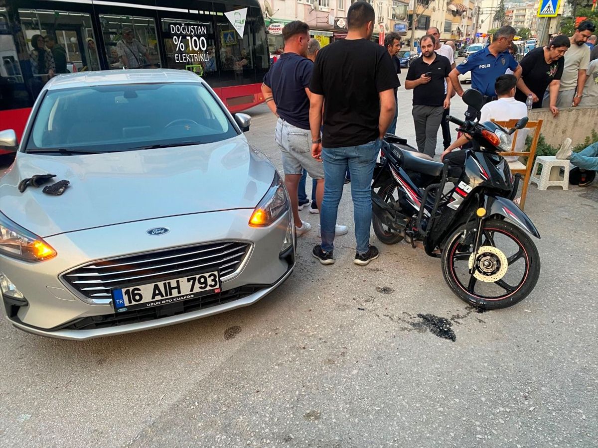 Mudanya'da meydana gelen trafik kazasında motosikletin otomobile çarpması