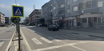 Bursa'da yolun karşısına geçmeye çalışan kişiye otomobilin çarpması güvenlik kamerasında