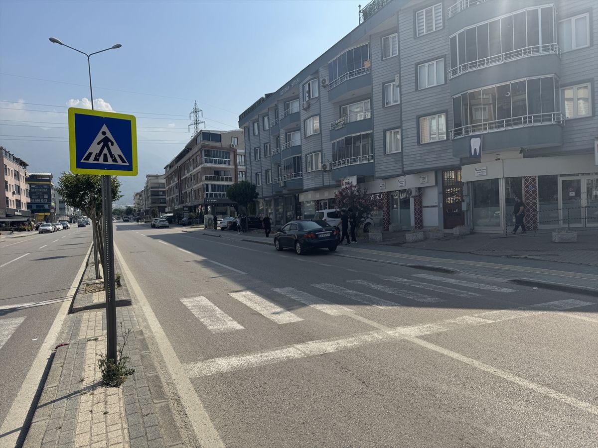 Bursa'da yolun karşısına geçmeye çalışan kişiye otomobilin çarpması güvenlik kamerasında