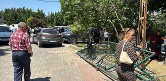 Büyükçekmece'de aracın çarptığı demir kapının savrulması sonucu 6 kişi yaralandı