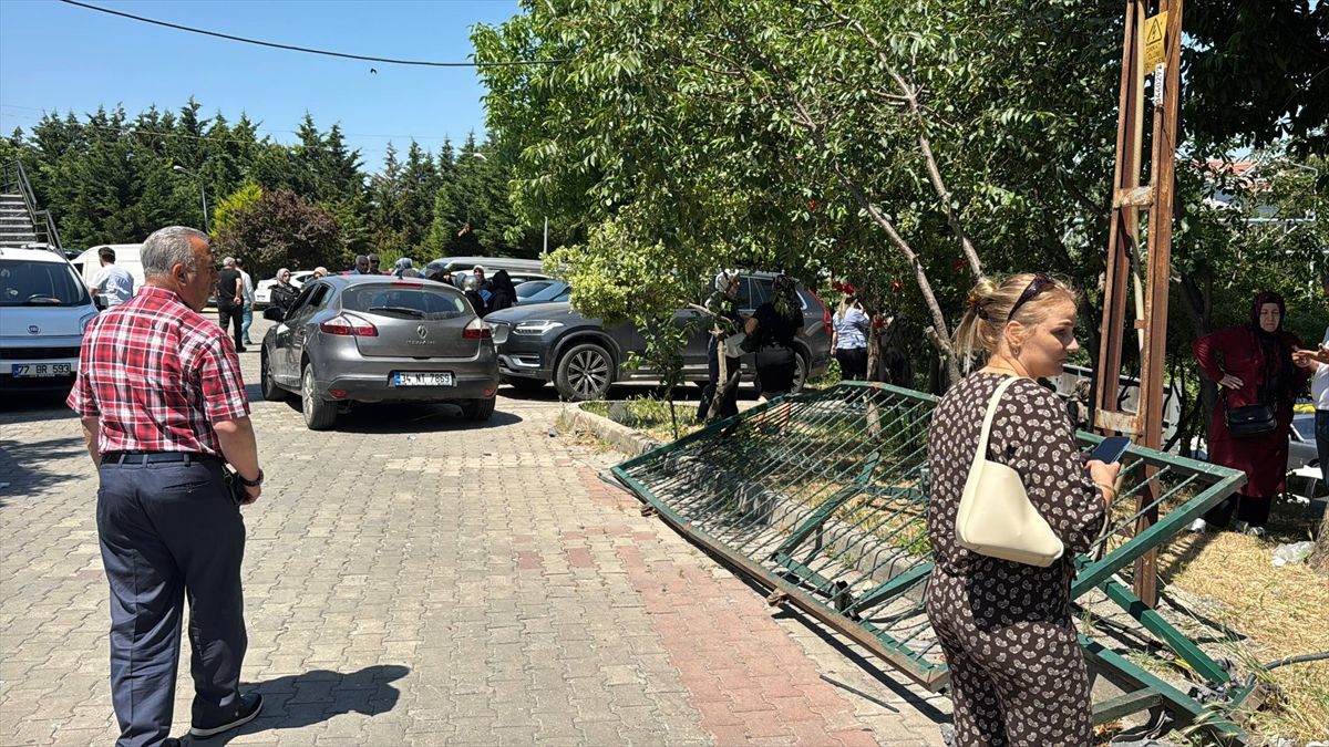 Büyükçekmece'de aracın çarptığı demir kapının savrulması sonucu 6 kişi yaralandı