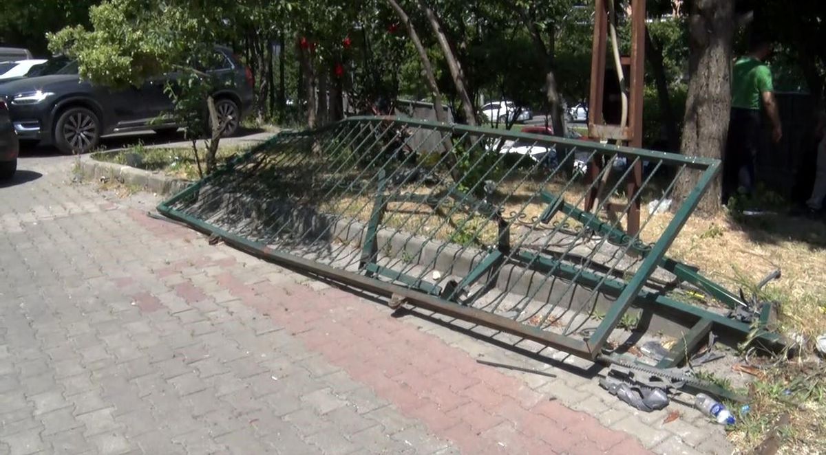 Büyükçekmece'de ortaokul önünde meydana gelen kazada savrulan demir kapı nedeniyle 6 kişi yaralandı.