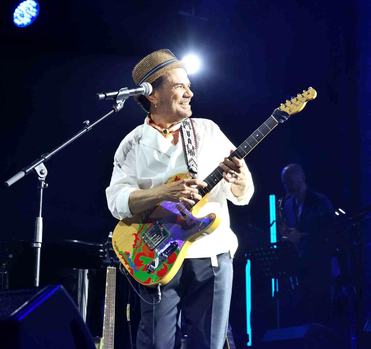 Kenan Doğulu, Akra Caz Festivali'nde sahne alırken
