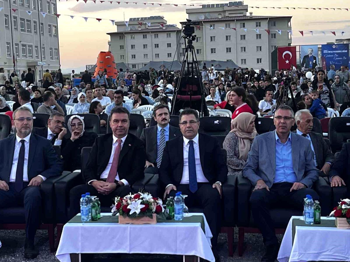 Ceza infaz personeli günü kapsamında Sincan'da düzenlenen konser etkinliğinden genel bir görünüm.