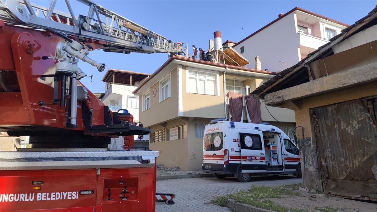 Çorum'un Sungurlu ilçesinde güneş enerjisi tamiri sırasında çatıdan düşen bir kişinin hayatını kaybettiği kaza haberi.