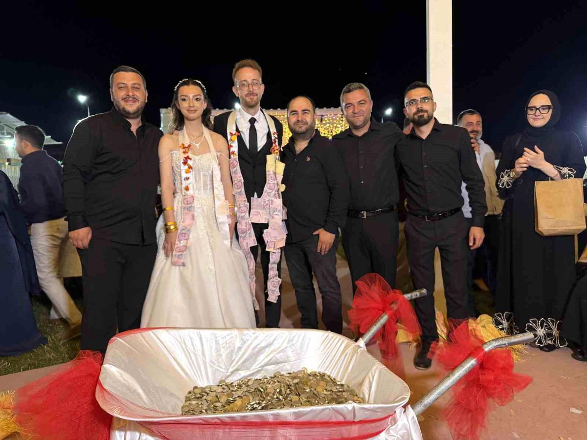 Damadın arkadaşlarından ilginç düğün takısı: 10 bin TL'lik madeni parayı el arabasıyla getirdiler