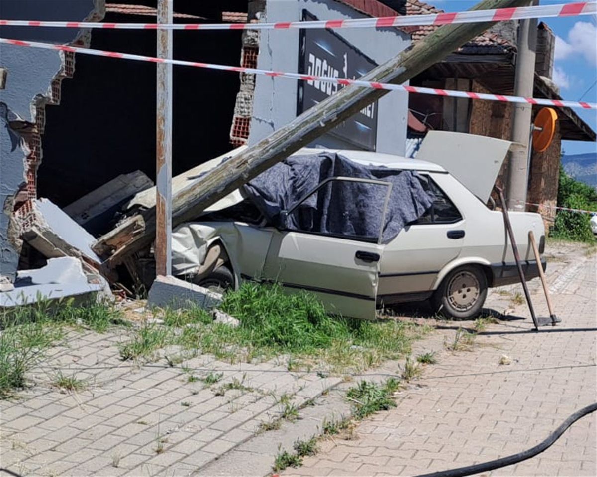 Denizli'de duvara çarpan otomobildeki yaşlı çift öldü