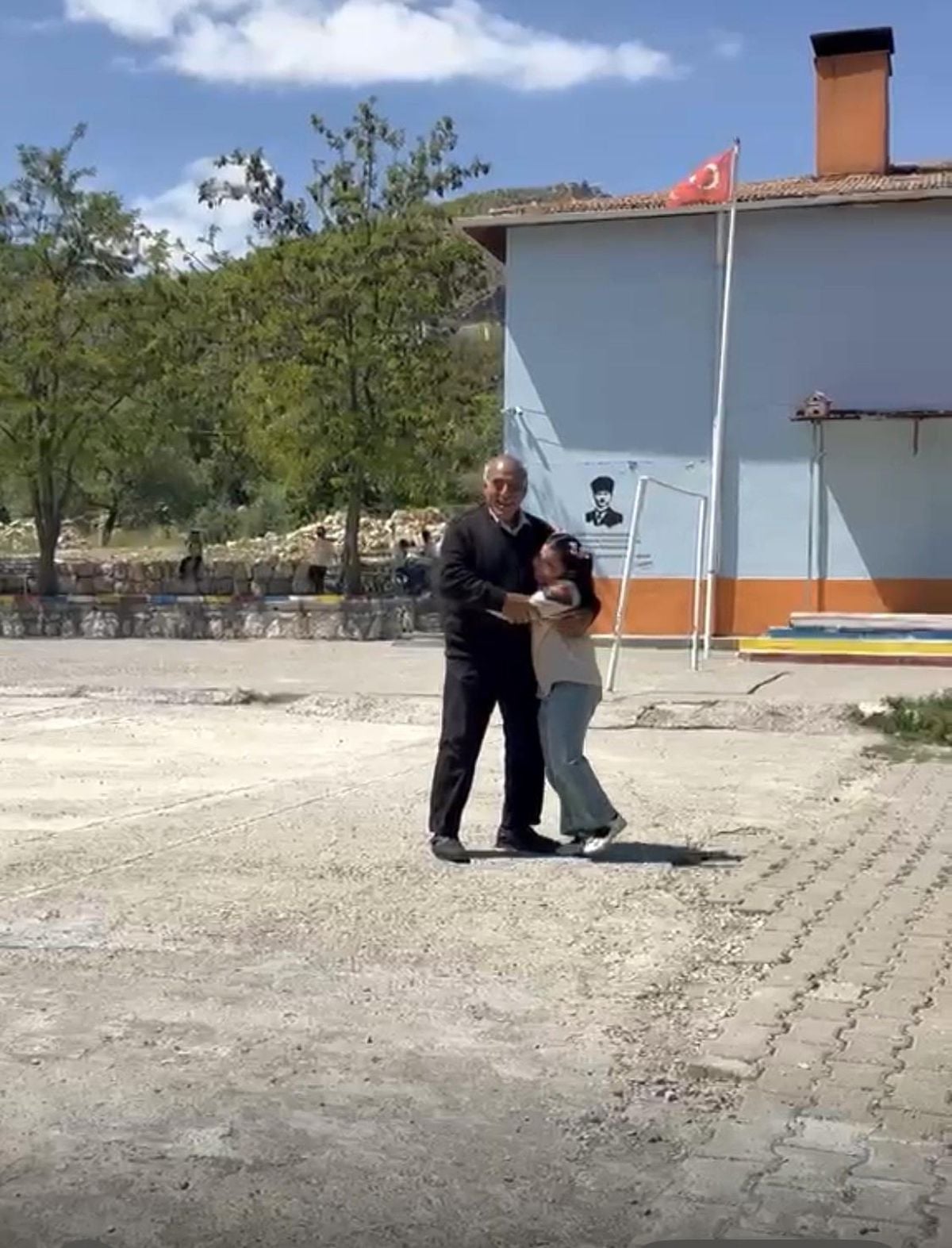 Diyarbakır'da dede ile torunun gülümseten sevgisi