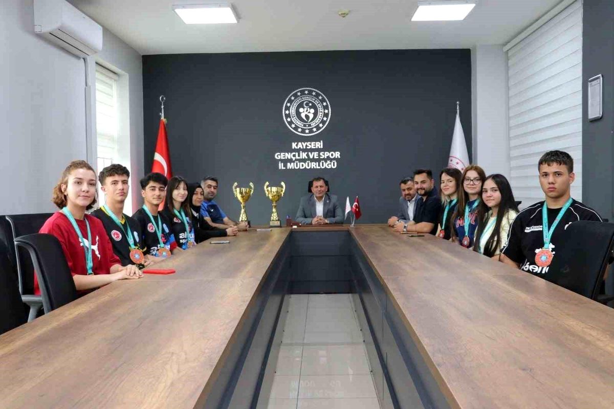 Antalya'da düzenlenen Kick Boks Dünya Kupası'nda madalya kazanan Kayserili sporcular.