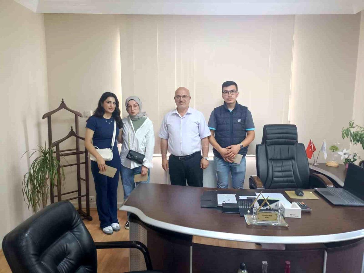 Emet'te gençler umre ödüllü bilgi yarışmasında ter döktü