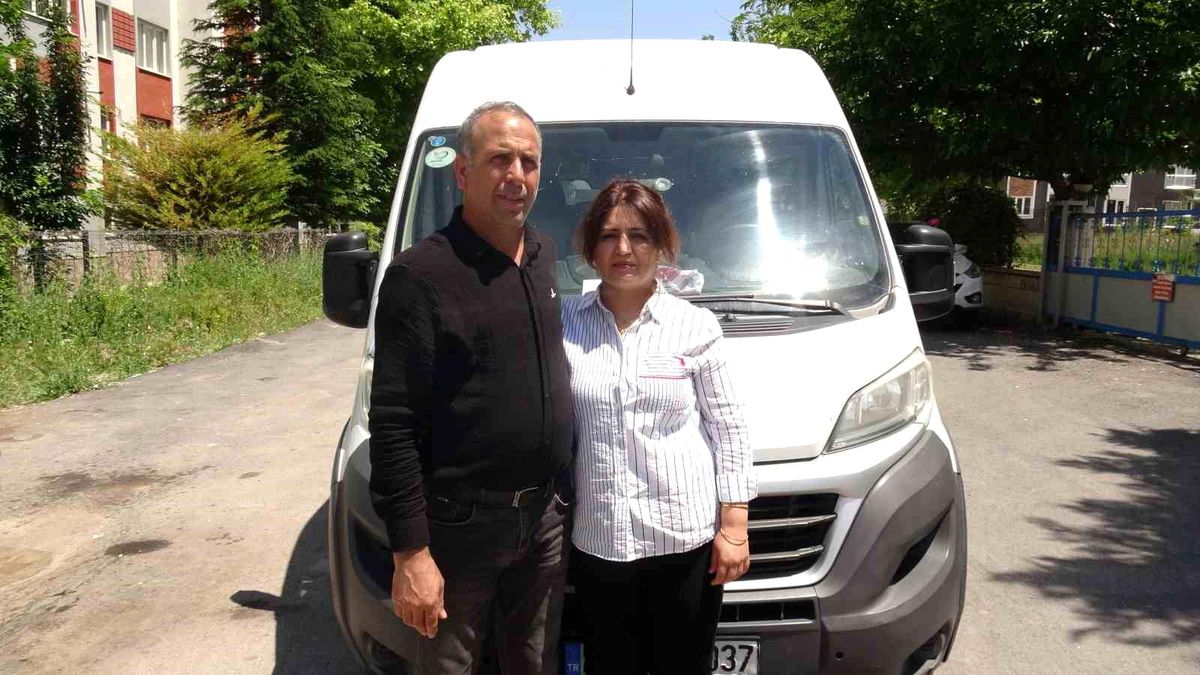 Eşine yardım için direksiyon başına geçti, öğrenci servisinin sevilen şoförü oldu