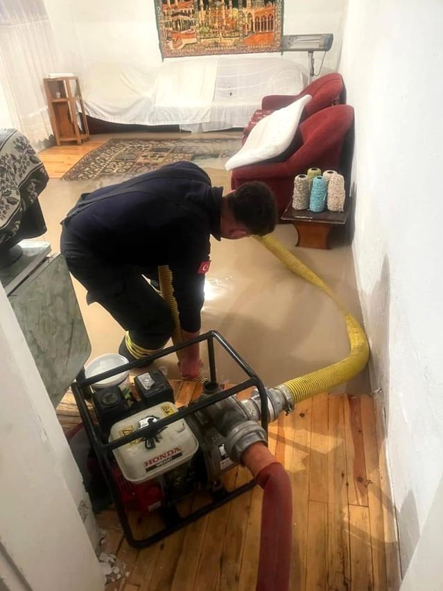 Eskişehir'de su baskını sebebiyle itfaiye gece boyu sahadaydı