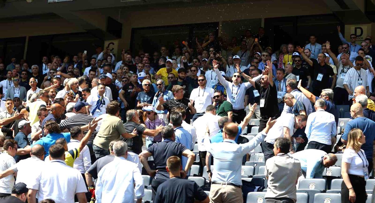 Fenerbahçe'de olağanüstü seçimli genel kurul gergin başladı