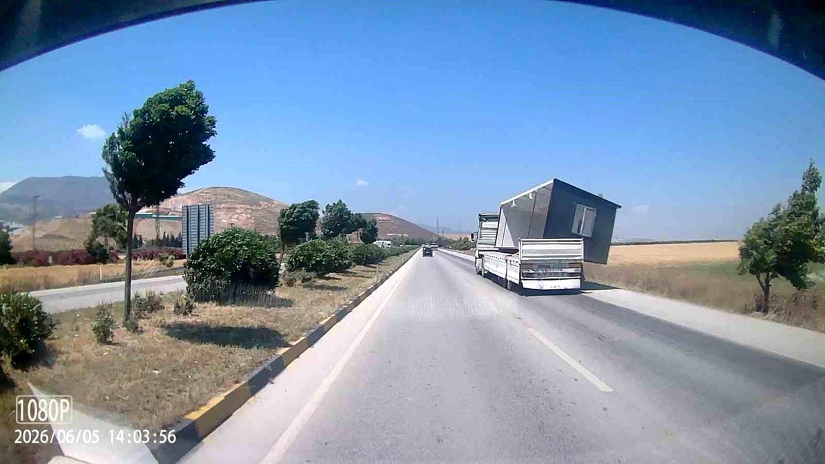Fırtınanın, tırda taşınan konteyneri uçurduğu anlar kamerada