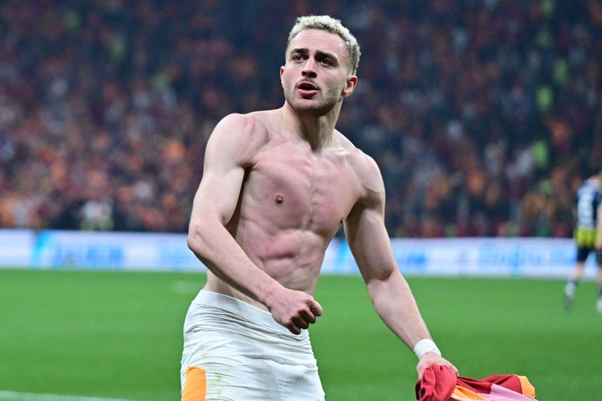 Galatasaraylı futbolcu Barış Alper Yılmaz maç sırasında