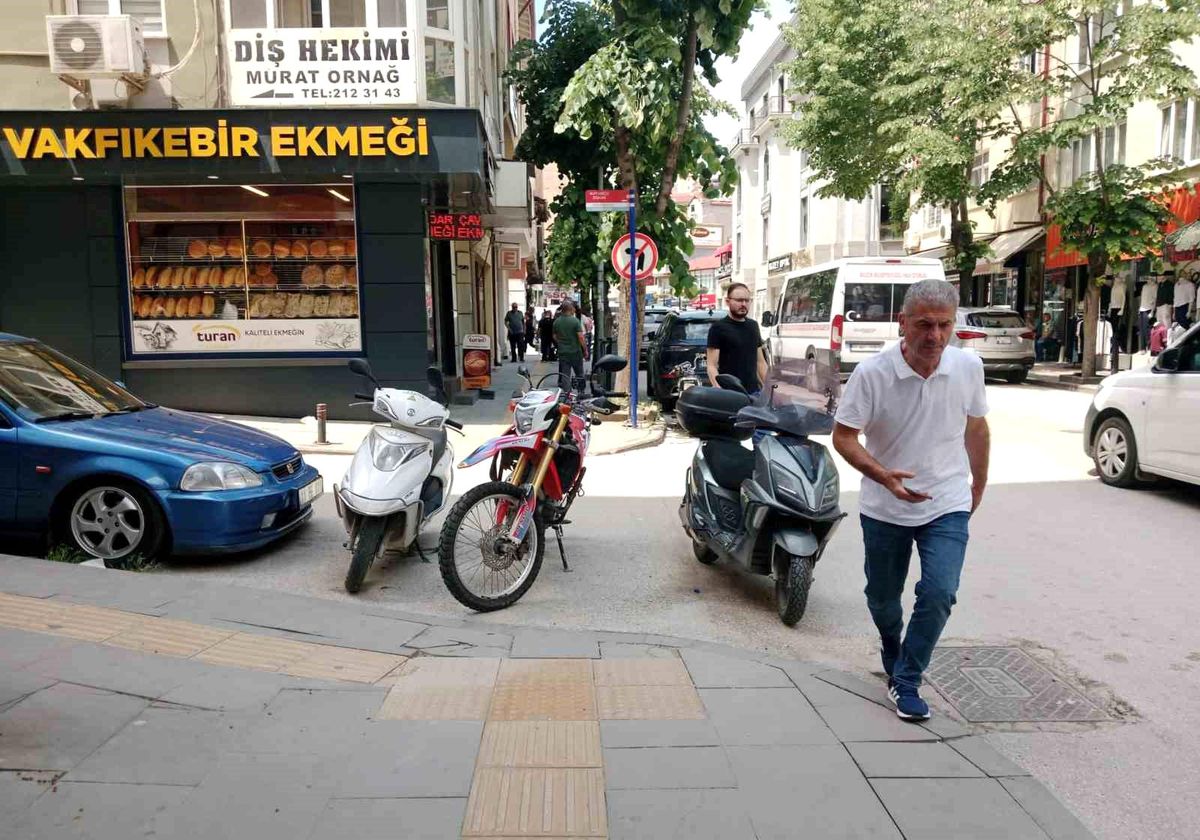 Görme engelli yolunu işgal etti
