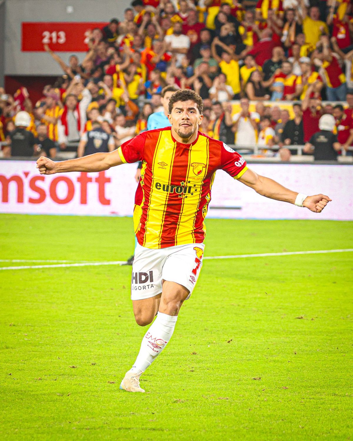 Göztepe forması giyen genç futbolcu İbrahim Sabra