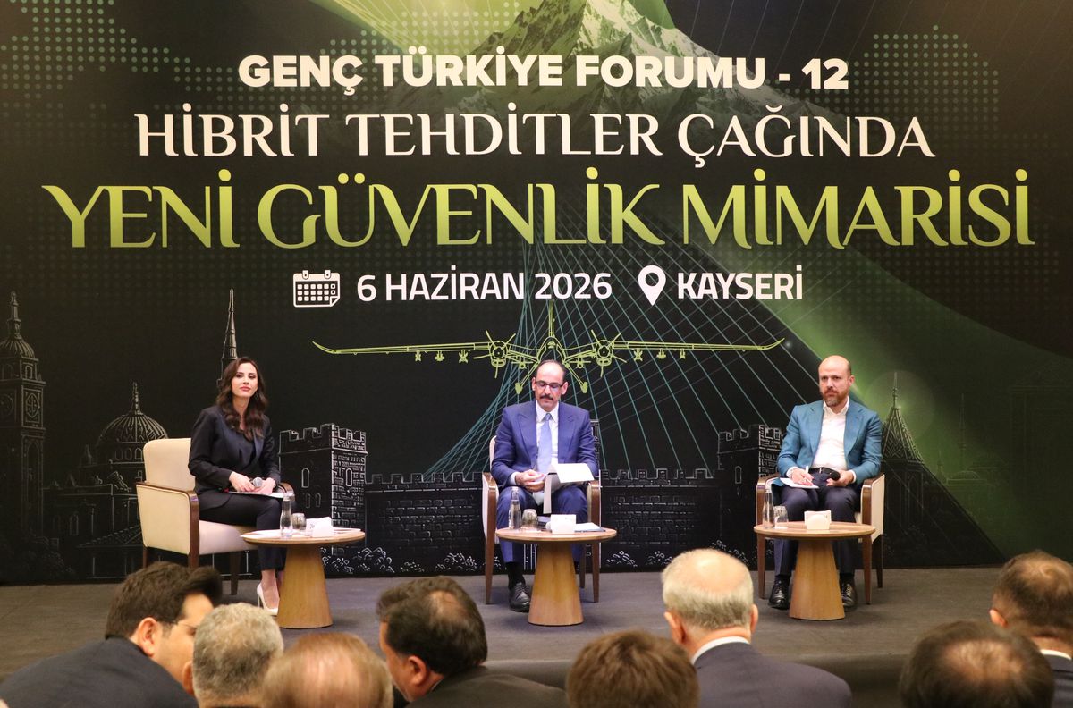 MİT Başkanı İbrahim Kalın ve İlim Yayma Vakfı Mütevelli Heyeti Başkanı Bilal Erdoğan, Kayseri'de düzenlenen 12. Genç Türkiye Forumu'nda konuşma yaparken.