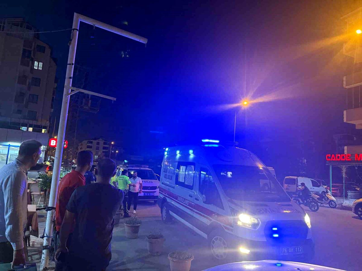 Iğdır'da yaşlı bir adama otomobil çarptı, yaralı hastaneye kaldırıldı.