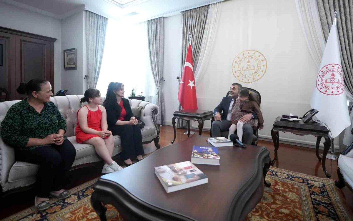 İhlas Haber Ajansı'nın haberiyle tüm Türkiye'nin tanıdığı görme engelli küçük müzisyen Nil, Milli Eğitim Bakanı Tekin'in ziyaret etti