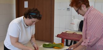 İki arkadaş, 56 yaşında üniversiteden birlikte mezun olmanın heyecanını yaşadı