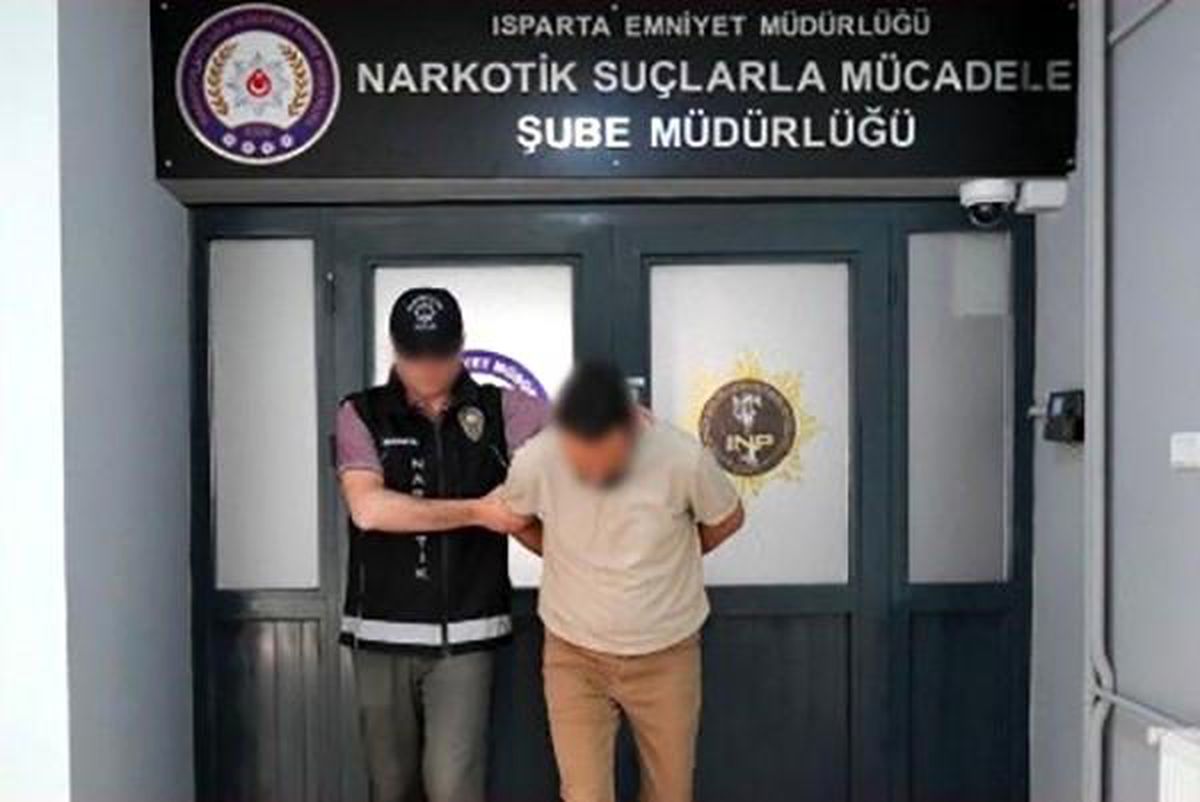 Isparta'da narkotik ekipleri tarafından uyuşturucu ticareti suçundan aranan bir şüpheli gözaltına alınıyor.