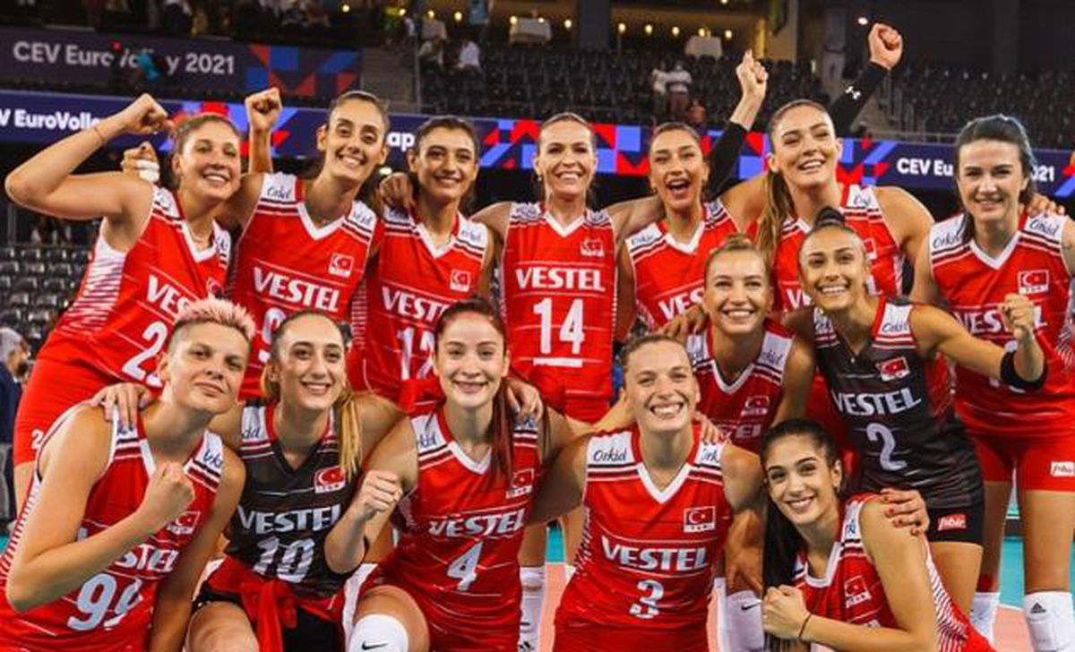 A Milli Kadın Voleybol Takımı oyuncularının sahada mücadele ettiği bir an.