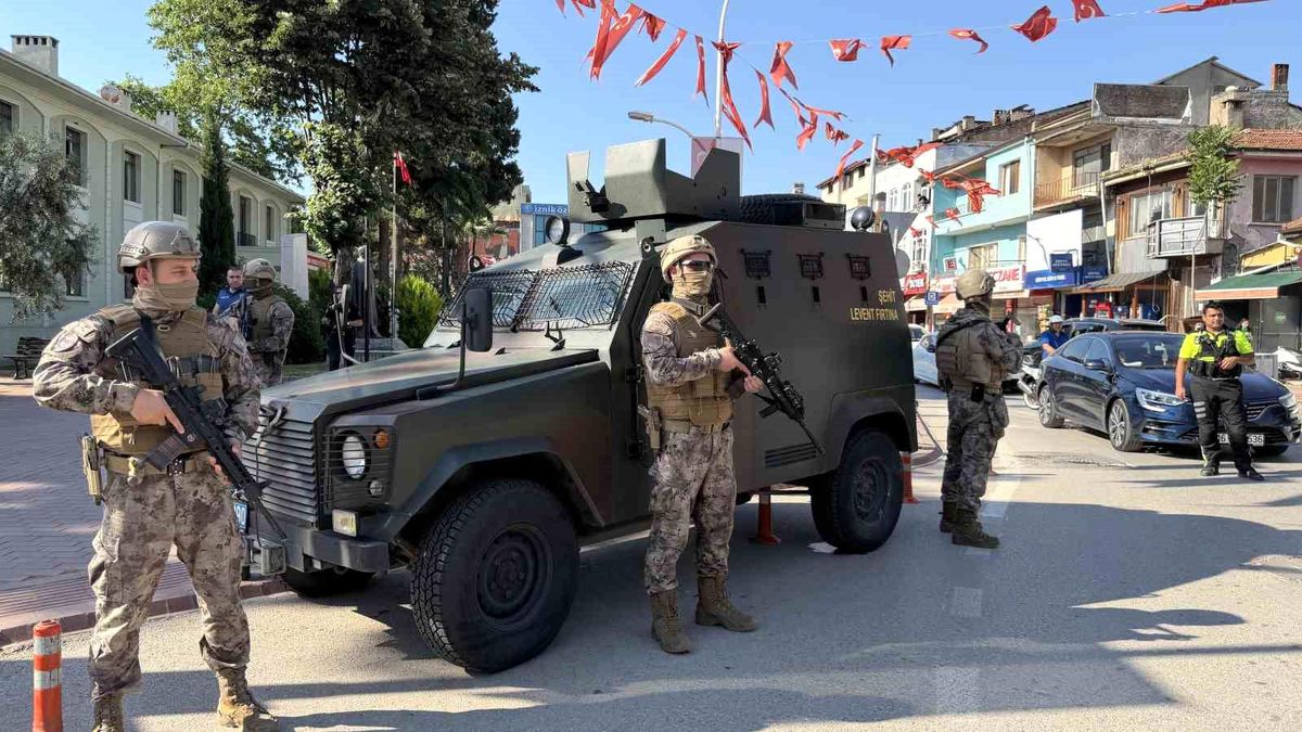 İznik'te trafik tartışması sonrası polis ekiplerinin olay yerinde inceleme yapması