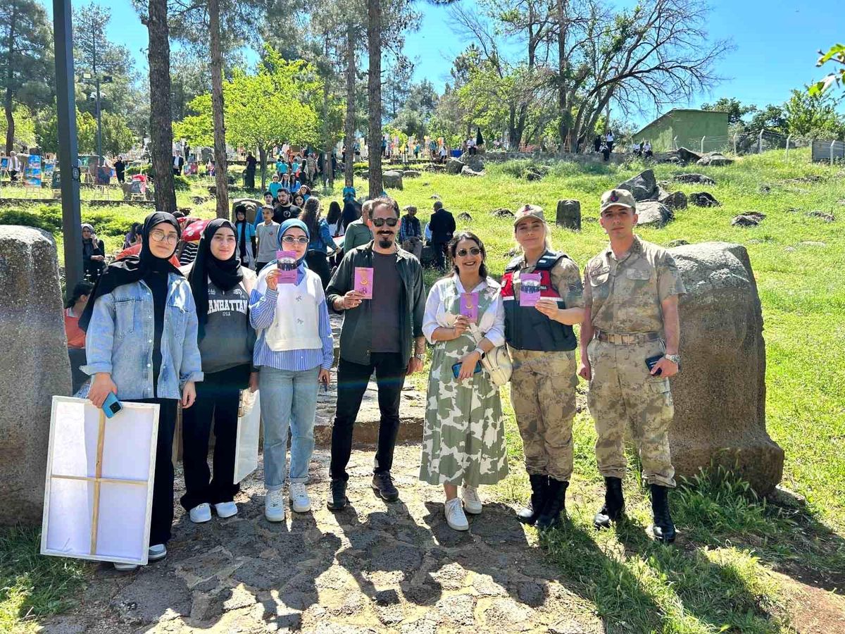 Gaziantep Jandarma ekiplerinin KADES uygulaması tanıttığı an