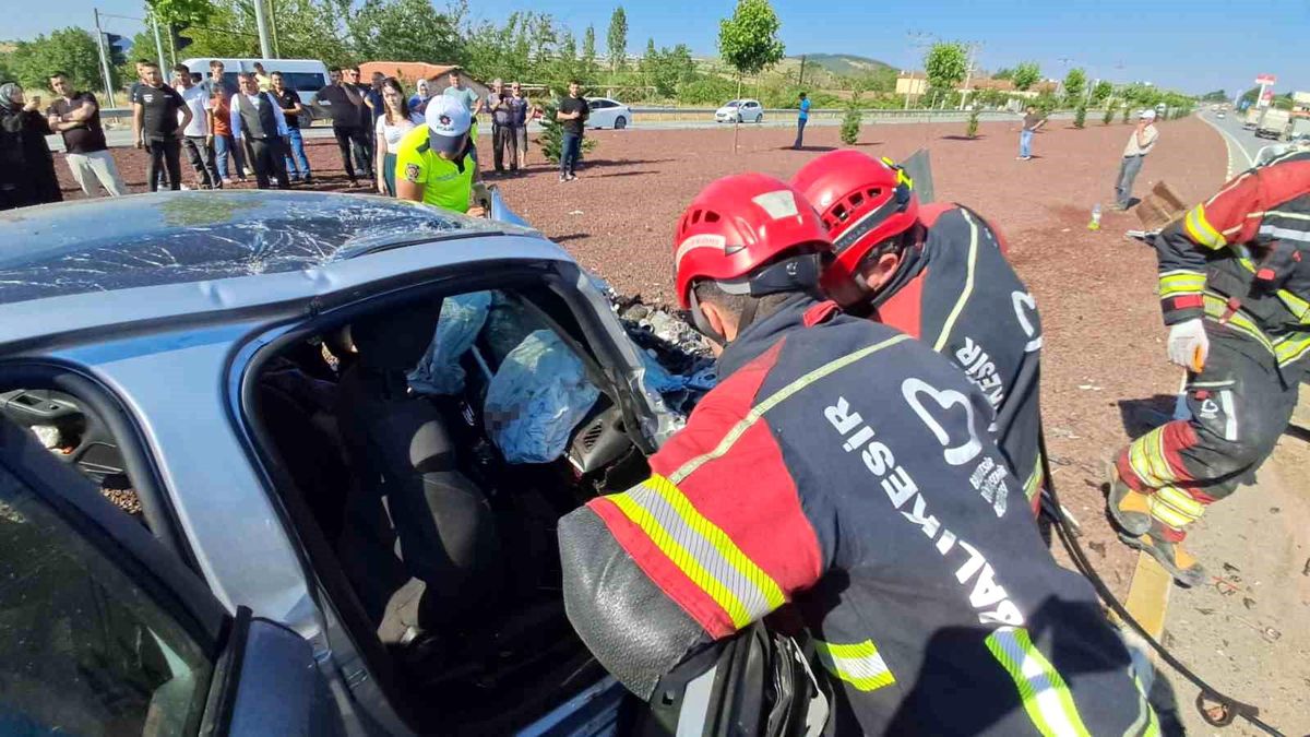 Balıkesir-Edremit yolunda meydana gelen trafik kazası sonrası ambulansların olay yerine gelmesi.