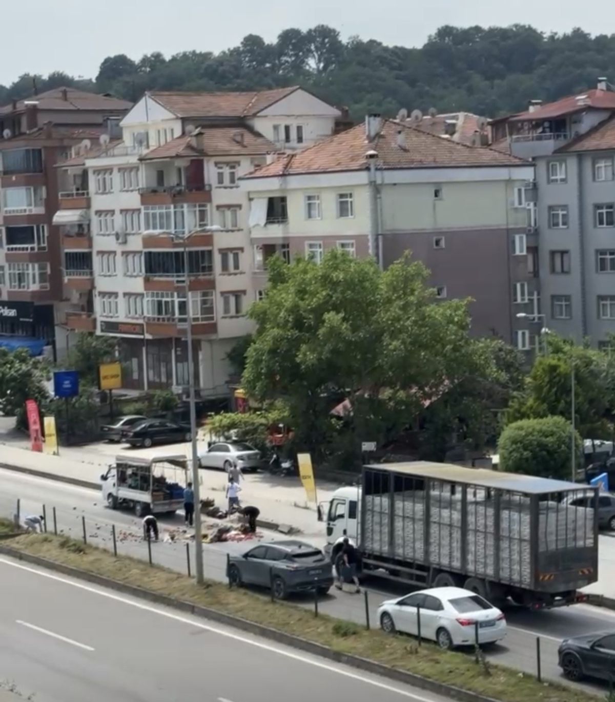 Bartın'da kamyonetten dökülen sebze ve meyvelerin diğer sürücüler tarafından toplandığı an.