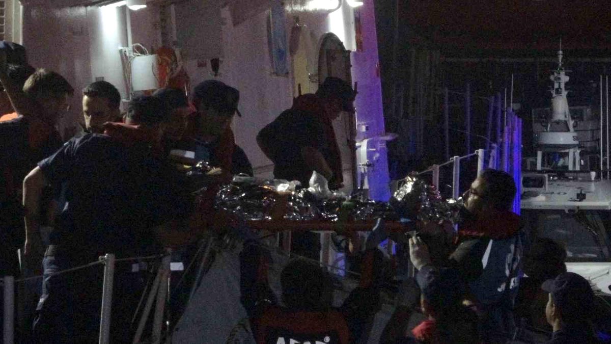 Türk balıkçı teknesi saldırı sonrası İnebolu limanına yanaşırken