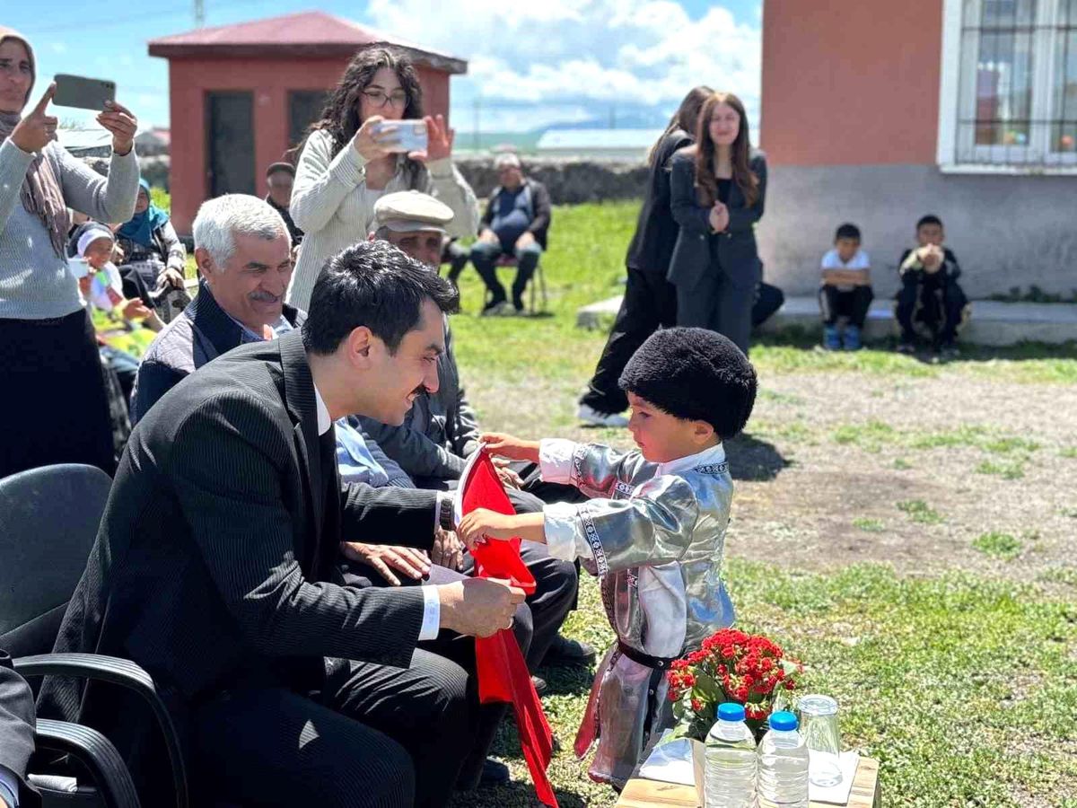 Kars'ta köy okulunda renkli yılsonu etkinliği