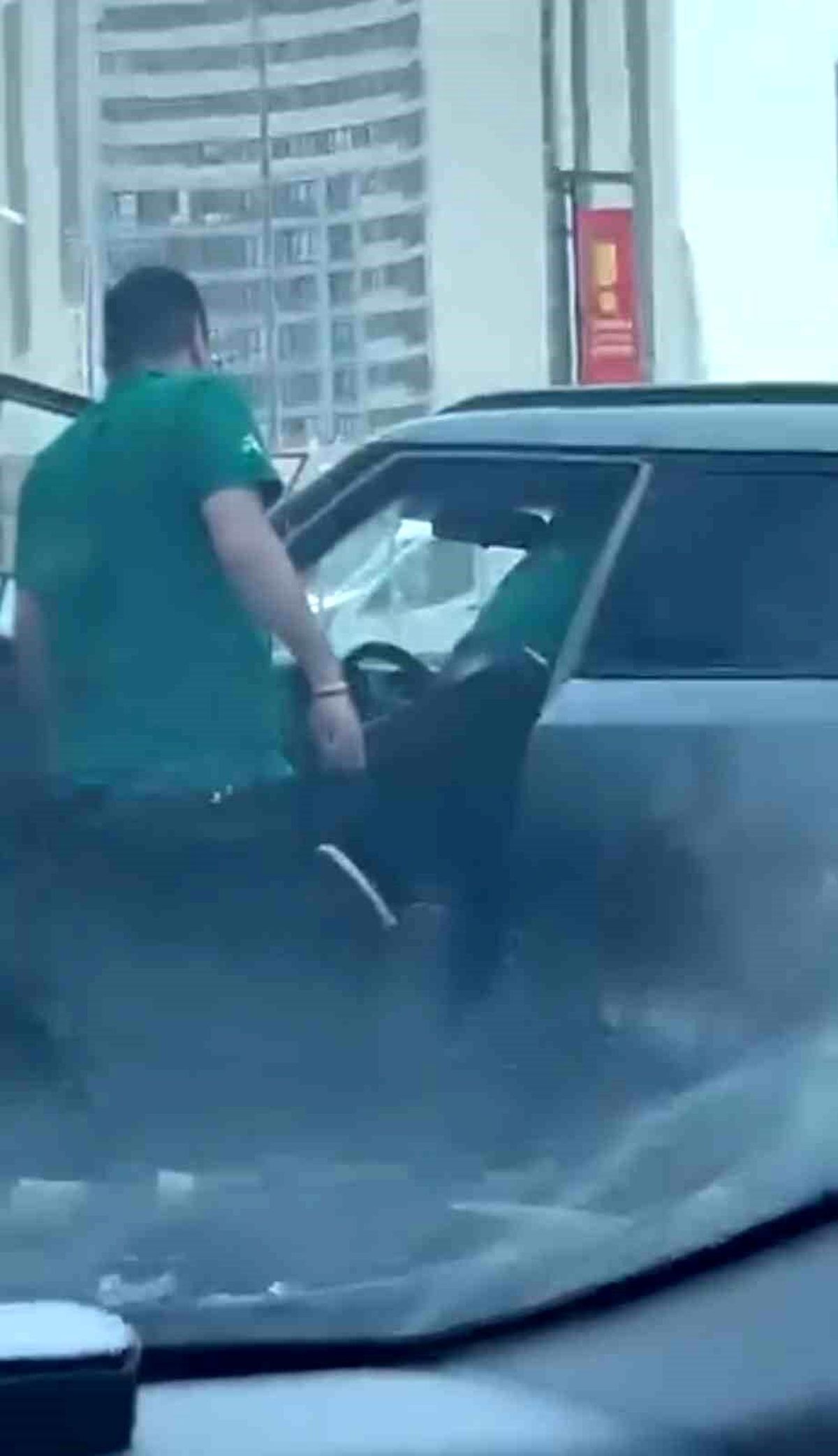 Kartal'da trafik kazası sonrası çıkan kavga kamerada