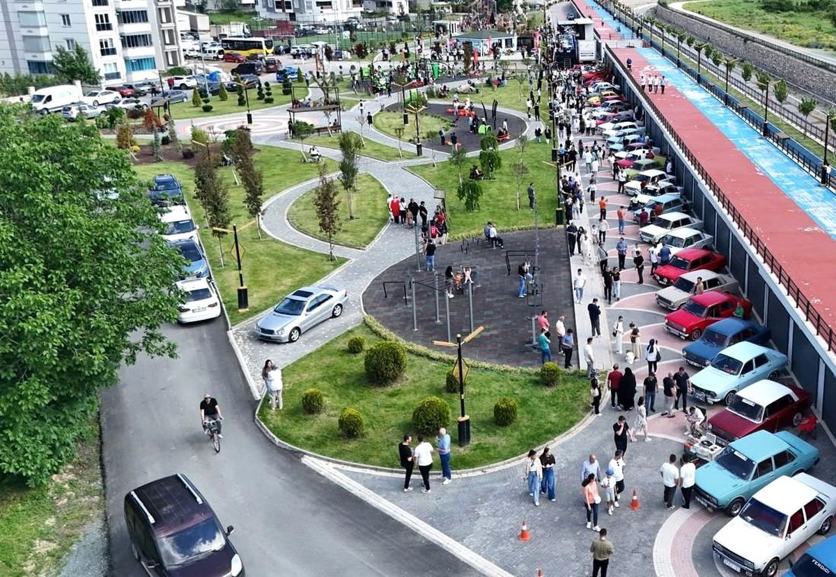 Kastamonu'da geçmişe yolculuk: Klasik otomobillere vatandaşlardan yoğun ilgi