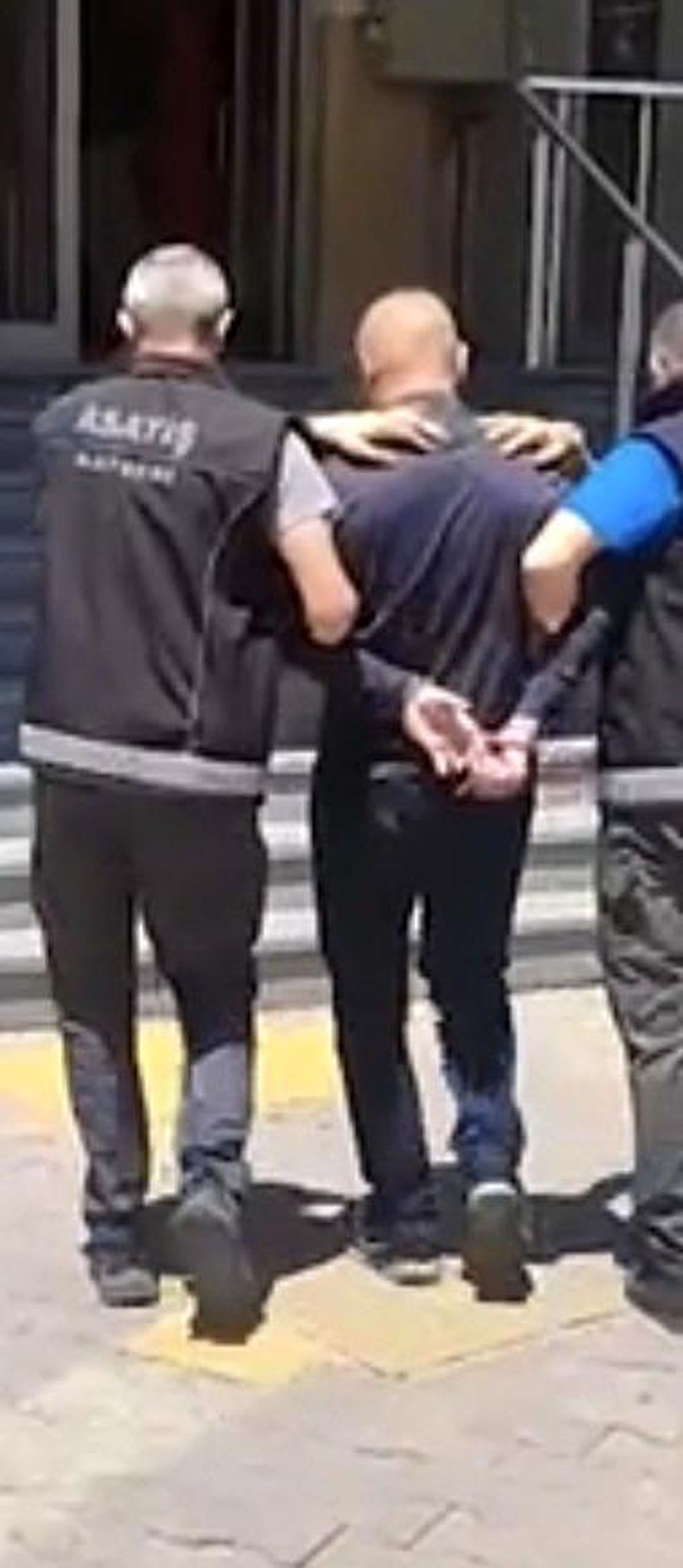 Kayseri'de polis ekipleri tarafından yakalanan yağma suçundan aranan şahıs