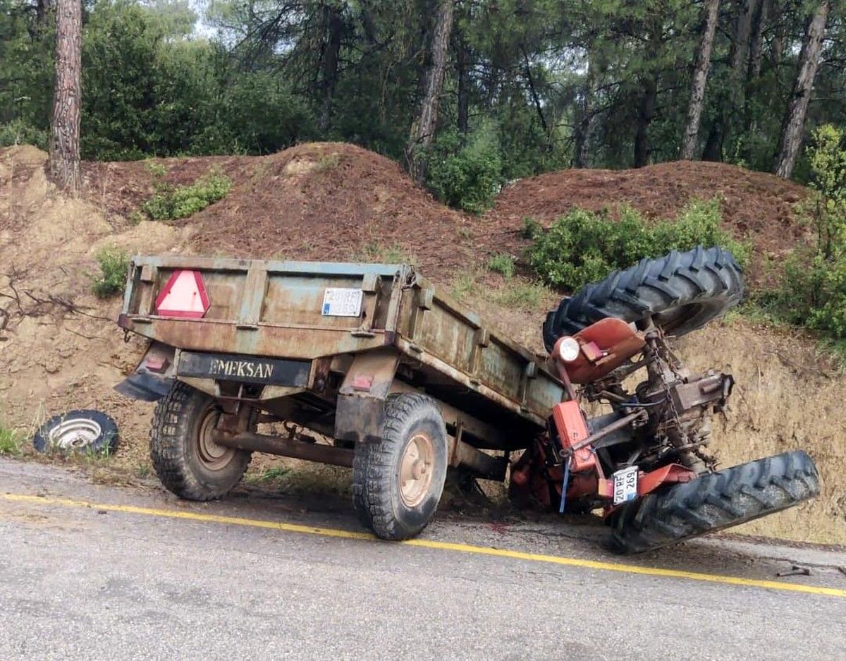 Denizli'nin Buldan ilçesinde devrilen traktör.