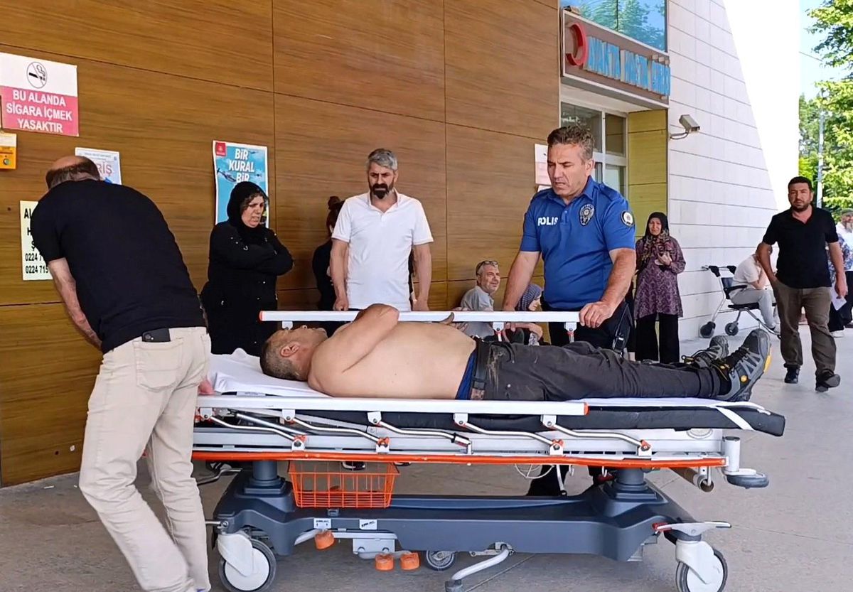 Kiraz toplamak için ağaca çıktı, düşerek ağır yaralandı