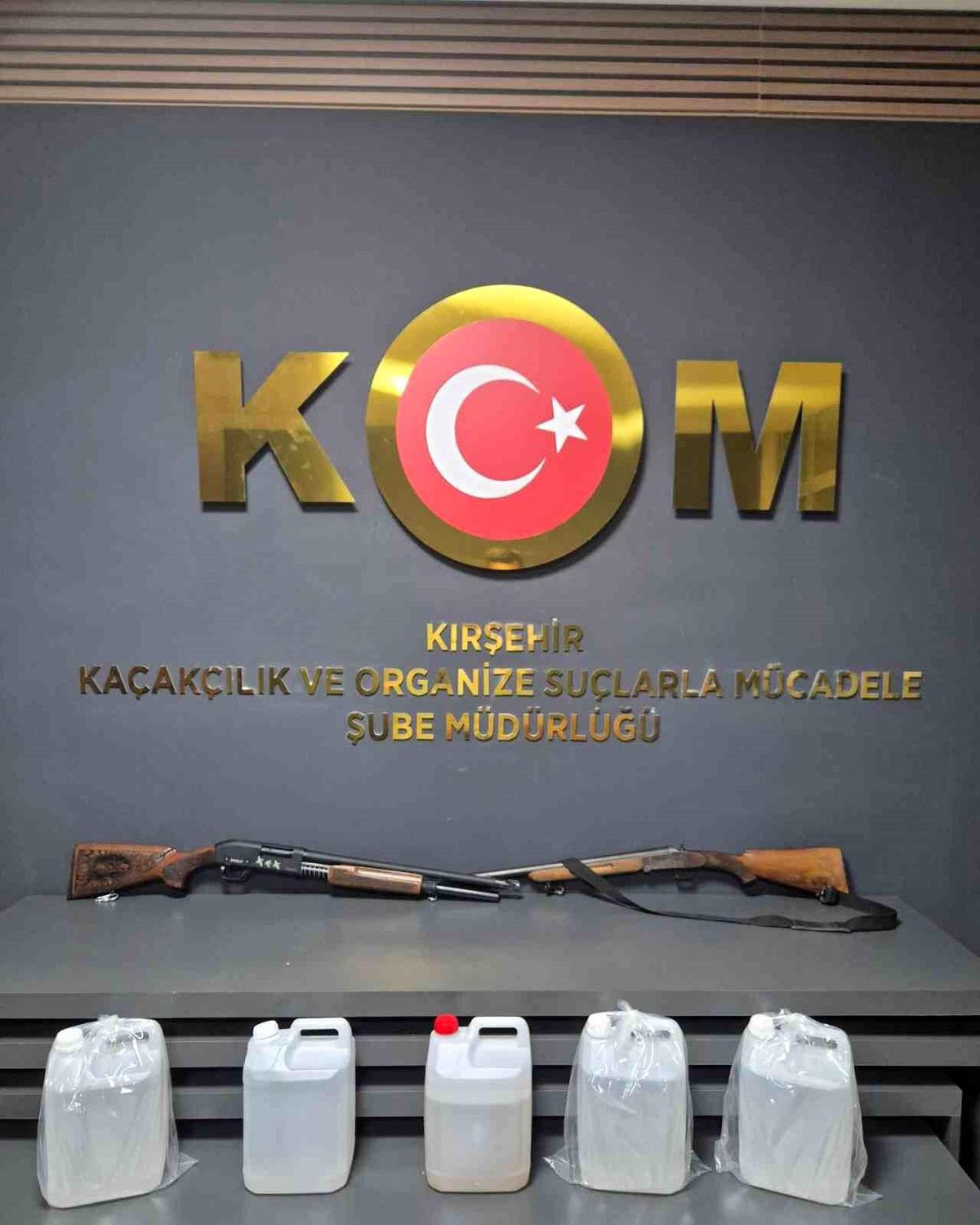 Kırşehir'de, ruhsatsız tüfek ve kaçak içki ele geçirildi