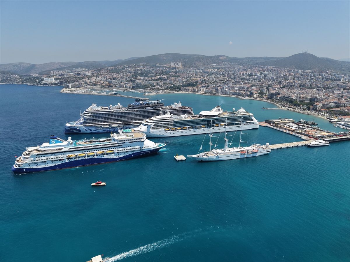 Kuşadası'na 4 kruvaziyerle 8 bin turist geldi