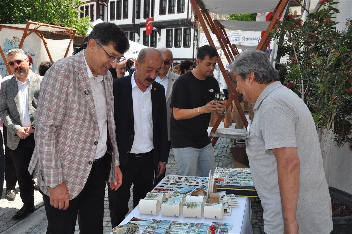 Kütahya'da Yöresel Lezzetler ve El Sanatları etkinliğinin açılışında halk oyunları gösterisi yapılıyor.