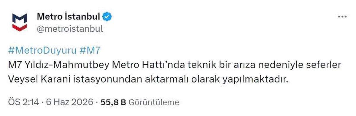 M7 Metro Hattı'nda teknik arıza nedeniyle seferler durdu, yolcular tünelde yürüyor.