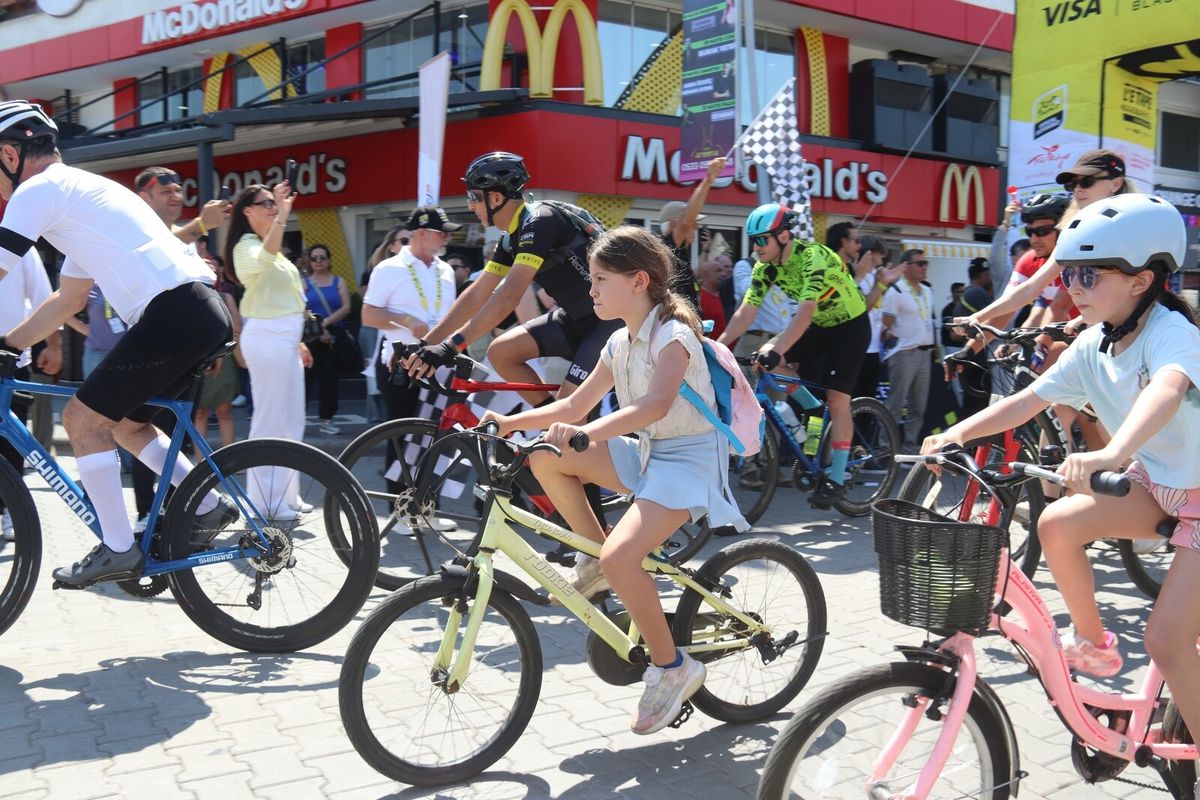 Marmaris'te düzenlenen Tour de France halk sürüşüne katılan bisikletçiler