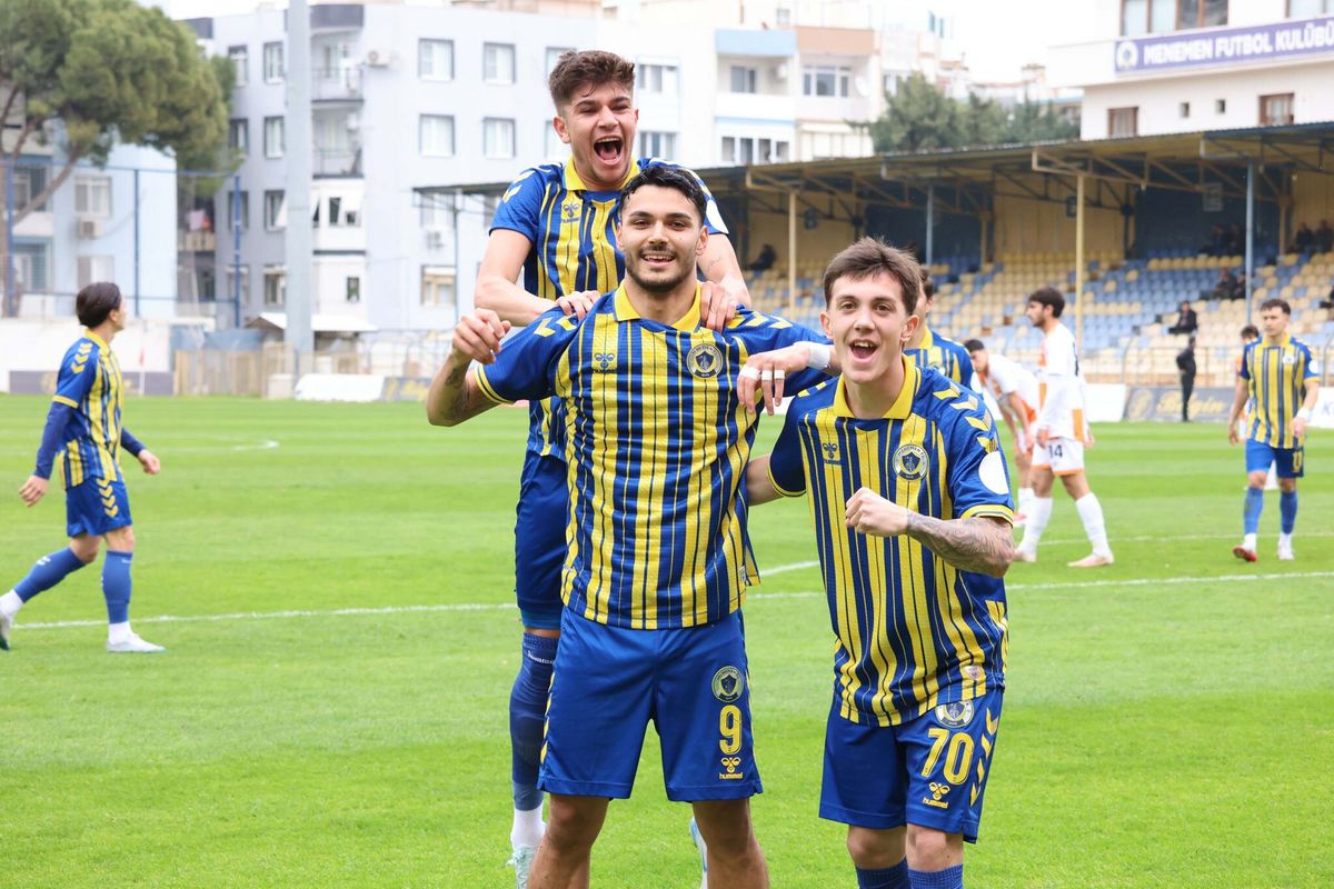 Menemen FK'nın genç golcüsü Baran Demiroğlu'nun futbol sahasında çekilmiş bir fotoğrafı.