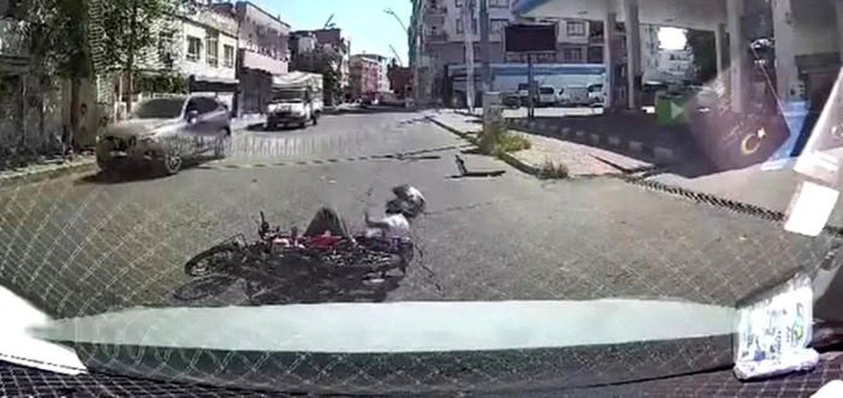 Batman'da motosikletin otomobile arkadan çarpması sonucu bir kişinin yaralandığı kaza anı araç kamerasına yansıdı.