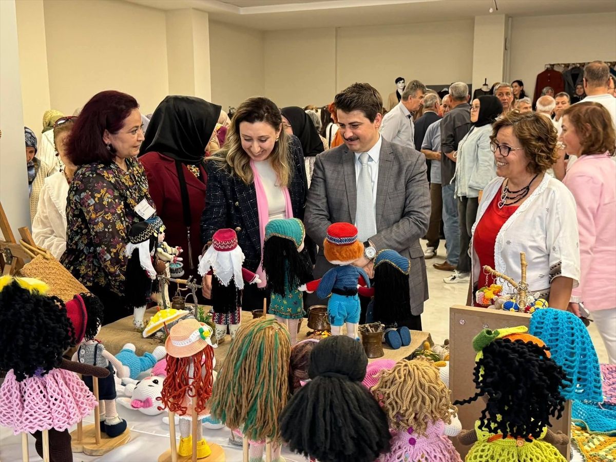 Nallıhan Halk Eğitim Merkezi'nin yıl sonu sergisi açıldı