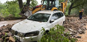 Niğde'de etkili olan yağışın ardından 3 araç sele kapıldı
